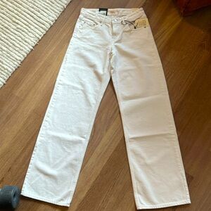Levi’s White Low Lose / Straight Leg Jeans